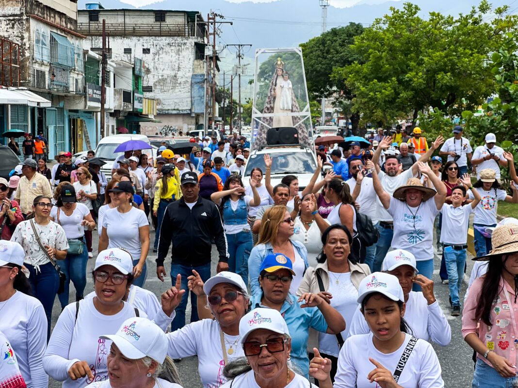 Naguanagua caminó junto a su Santa Patrona
