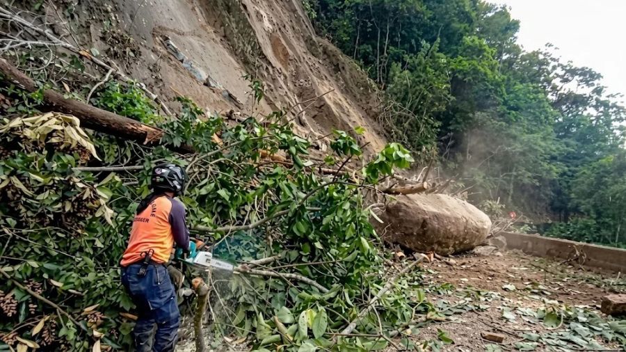 abren paso en la carretera a Choroní